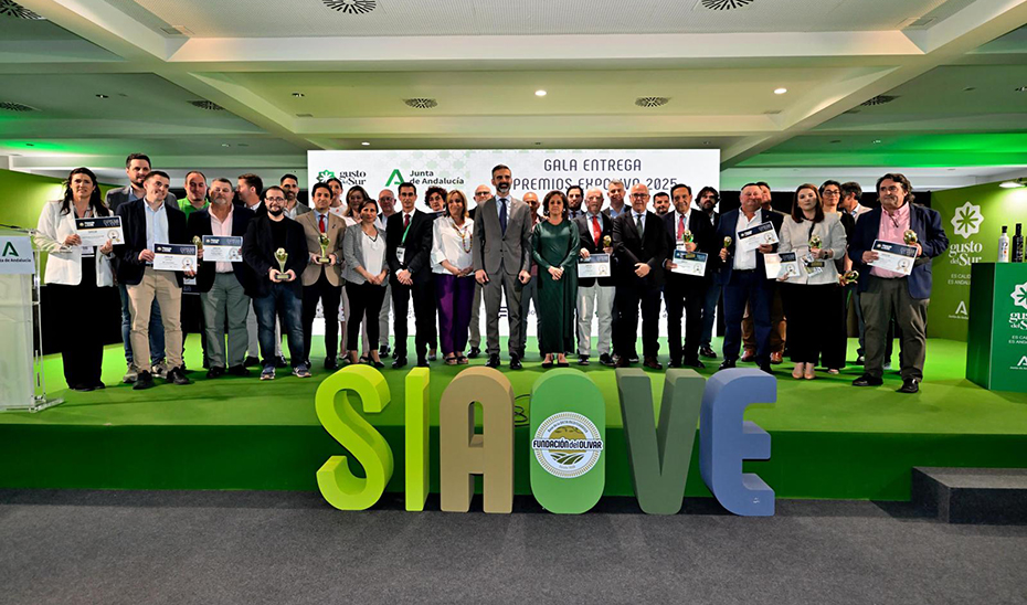 Los consejeros de Agricultura y Sostenibilidad, Ramón Fernández-Pacheco y Catalina García, en la gala de entrega de los premios Expoliva 2025.